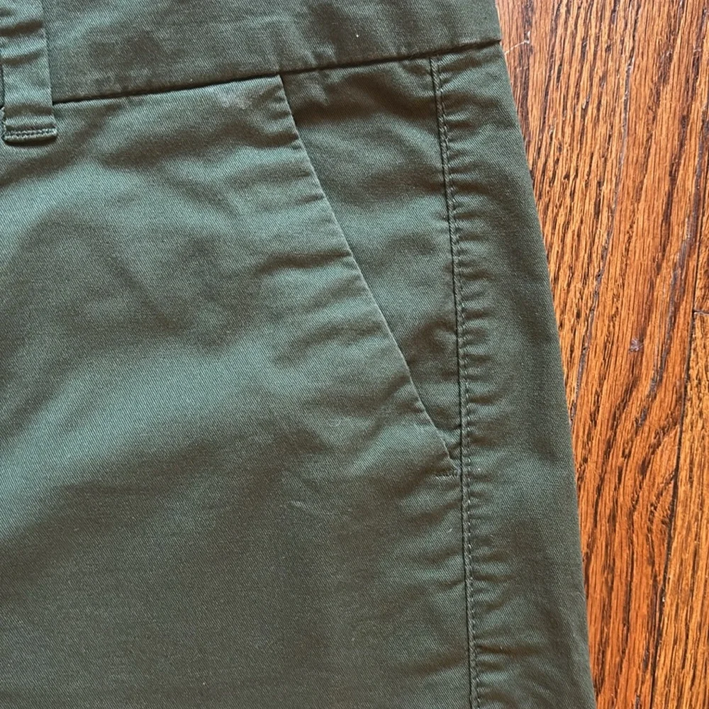 Old Navy green mid rise everyday shorts, size 6 - Picture 4 of 6
